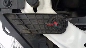 陸風新車大燈線未接，車主質疑車輛被私自維修，經銷商推責引發爭議